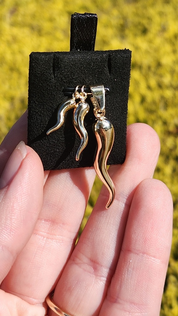 9Y LARGE HORN CHILLI PENDANT - 27.5MM