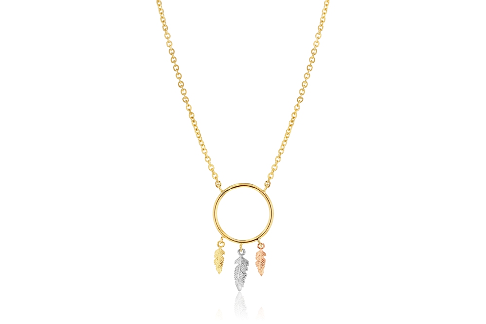 OPEN CIRCLE WITH FEATHERS ON FINE HAMMERED CABLE CHAIN